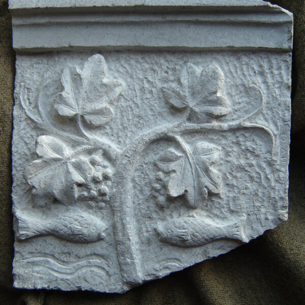 "Bassorilievo in stile paleocristiano", marmo di Aurisina